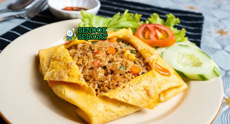 Nasi Goreng Pattaya dengan omelet tipis dan topping sambal