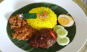 Nasi Kuning Banjar dengan ayam masak habang dan telur rebus di piring