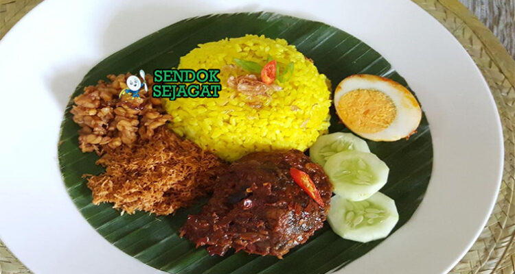 Nasi Kuning Banjar dengan ayam masak habang dan telur rebus di piring