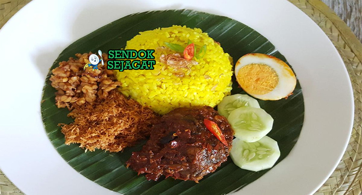 Nasi Kuning Banjar dengan ayam masak habang dan telur rebus di piring
