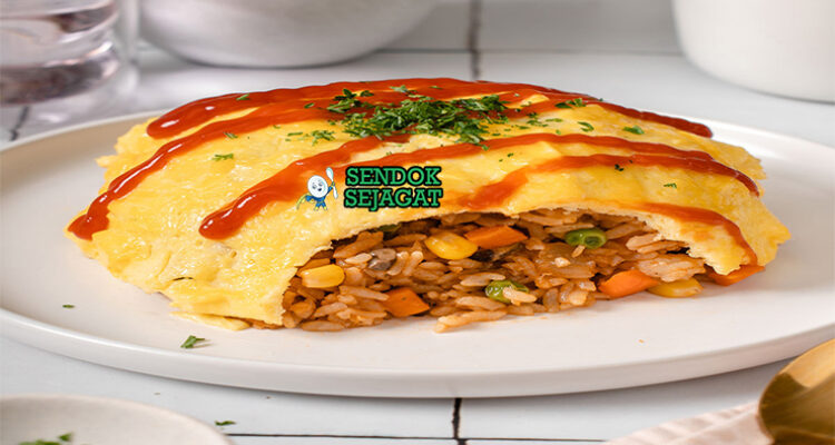 Omurice dengan telur dadar lembut dan saus tomat