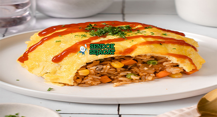 Omurice dengan telur dadar lembut dan saus tomat