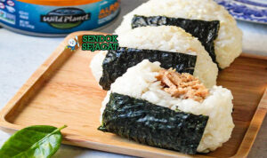 Onigiri dengan nori dan isian umeboshi