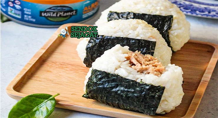 Onigiri dengan nori dan isian umeboshi