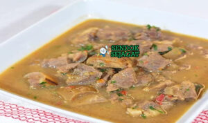 Pepper Soup dengan daging dan kuah pedas di mangkuk saji