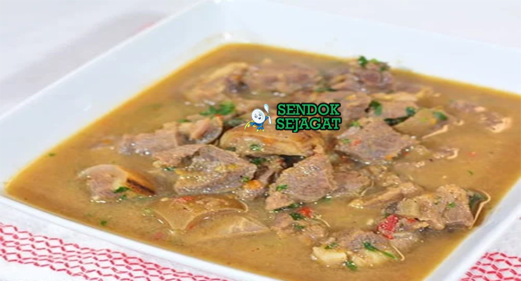 Pepper Soup dengan daging dan kuah pedas di mangkuk saji