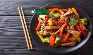 Pepperberry Beef Stir-Fry dengan daging sapi dan sayuran
