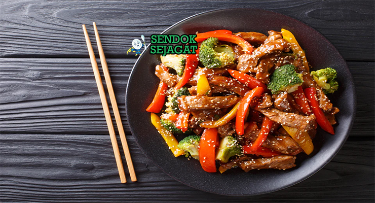 Pepperberry Beef Stir-Fry dengan daging sapi dan sayuran