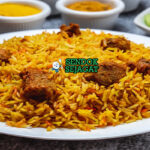 Zanzibari Pilau dengan nasi kari, daging, dan sayuran