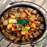 Potjiekos dengan daging dan sayuran di mangkuk saji
