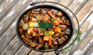 Potjiekos dengan daging dan sayuran di mangkuk saji