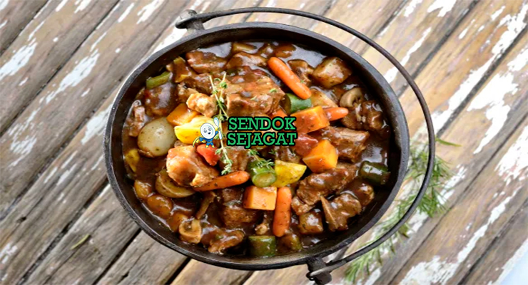 Potjiekos dengan daging dan sayuran di mangkuk saji