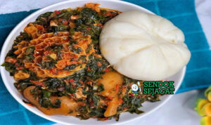 Pounded Yam dengan sup egusi dan sayuran