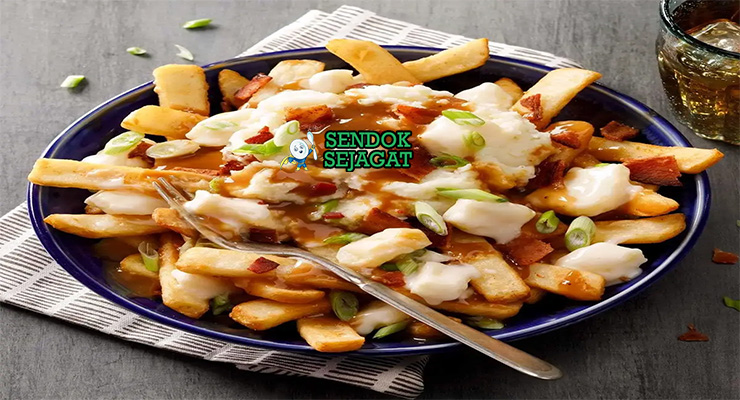 Poutine dengan kentang goreng, saus keju, dan gravy di piring saji
