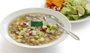 Pozole Blanco dengan daging babi dan pelengkap kol di mangkuk