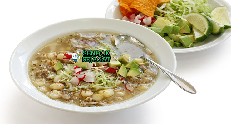 Pozole Blanco dengan daging babi dan pelengkap kol di mangkuk