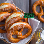 Pretzel dengan kulit cokelat keemasan dan taburan garam
