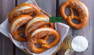 Pretzel dengan kulit cokelat keemasan dan taburan garam