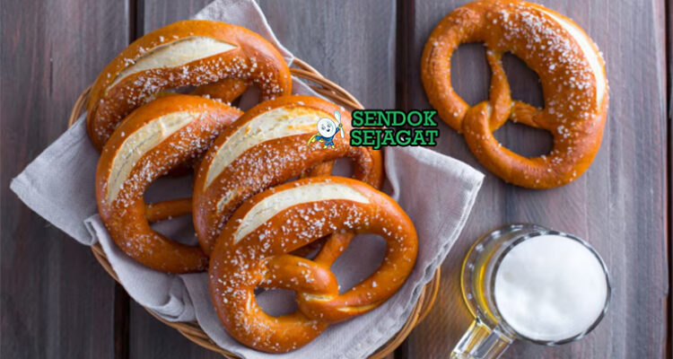 Pretzel dengan kulit cokelat keemasan dan taburan garam