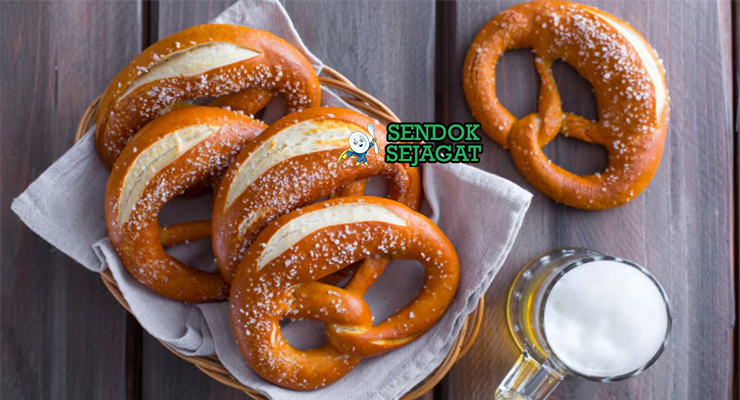 Pretzel dengan kulit cokelat keemasan dan taburan garam