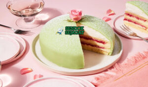 Prinsesstårta dengan marzipan hijau dan mawar hiasan