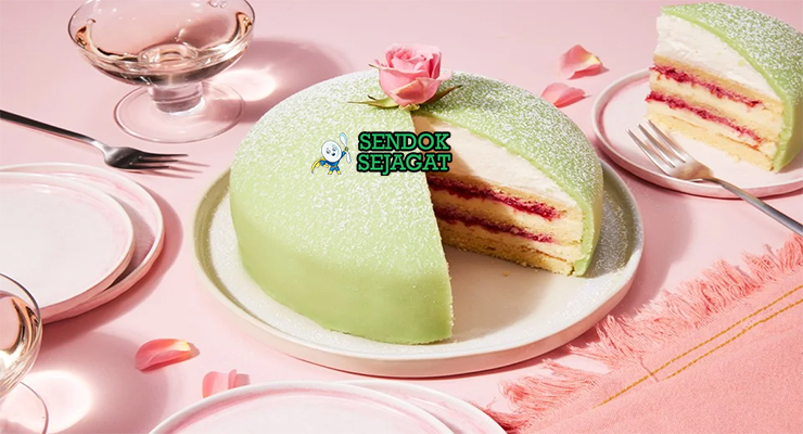 Prinsesstårta dengan marzipan hijau dan mawar hiasan