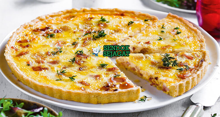 Quiche Lorraine dengan isian bacon dan keju meleleh