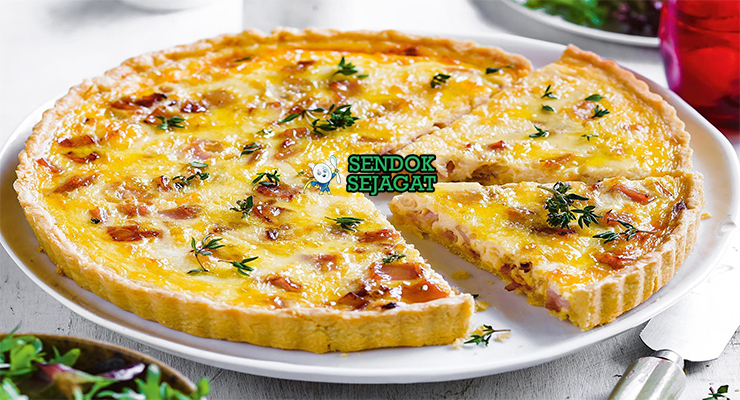 Quiche Lorraine dengan isian bacon dan keju meleleh