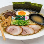 Ramen Shoyu dengan mi, chashu, dan telur marinasi
