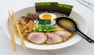 Ramen Shoyu dengan mi, chashu, dan telur marinasi