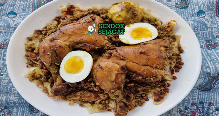 Rfissa dengan ayam, kuah lentil, dan msemen sobek