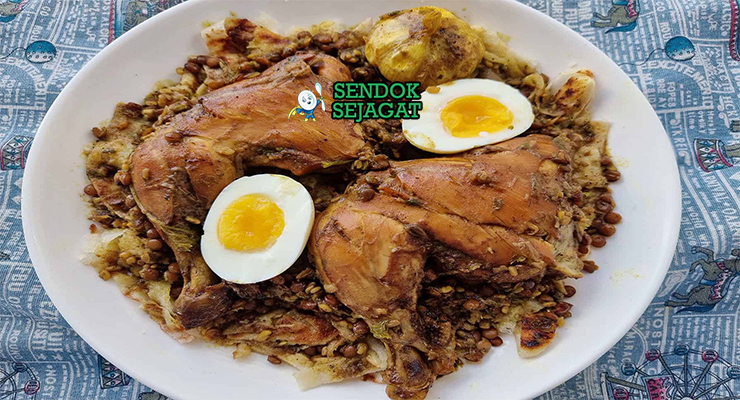 Rfissa dengan ayam, kuah lentil, dan msemen sobek