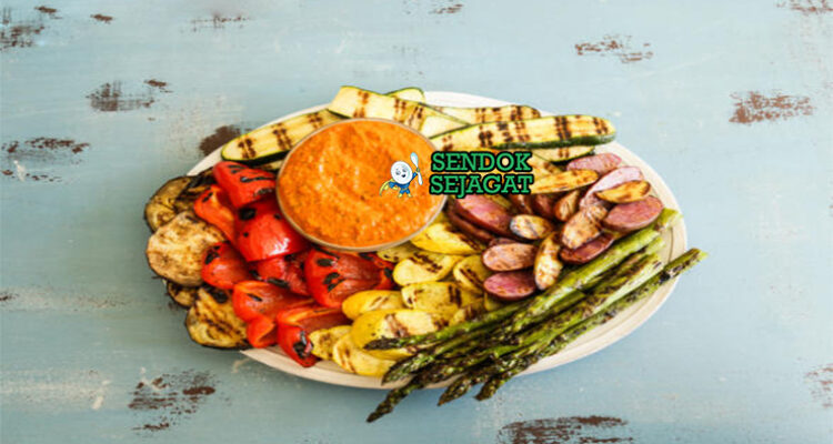 Romesco Sauce with Grilled Vegetables di piring saji