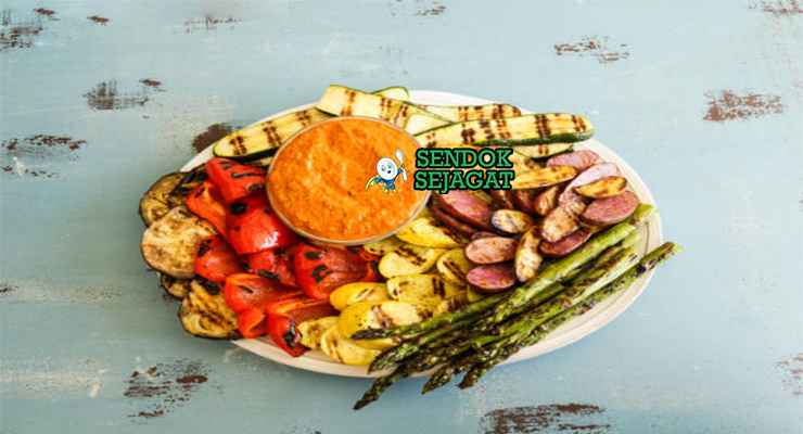 Romesco Sauce with Grilled Vegetables di piring saji