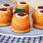 Runeberg Torte dengan icing dan selai raspberry