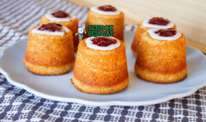 Runeberg Torte dengan icing dan selai raspberry