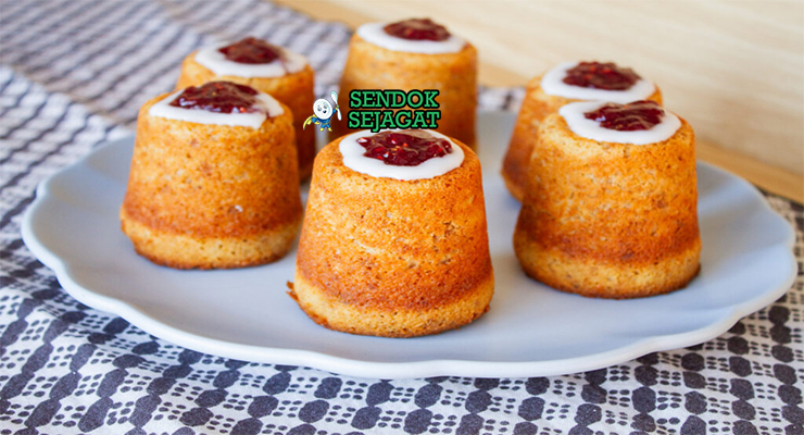 Runeberg Torte dengan icing dan selai raspberry