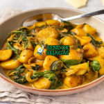 Saag Aloo dengan bayam dan kentang di mangkuk saji