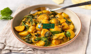 Saag Aloo dengan bayam dan kentang di mangkuk saji