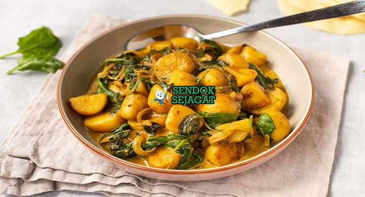 Saag Aloo dengan bayam dan kentang di mangkuk saji
