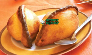 Salteña de Pollo dengan kulit keemasan dan llajua