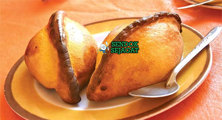 Salteña de Pollo dengan kulit keemasan dan llajua