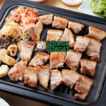 Samgyeopsal dengan daging babi panggang, daun selada, dan ssamjang