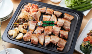 Samgyeopsal dengan daging babi panggang, daun selada, dan ssamjang