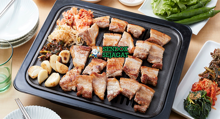 Samgyeopsal dengan daging babi panggang, daun selada, dan ssamjang