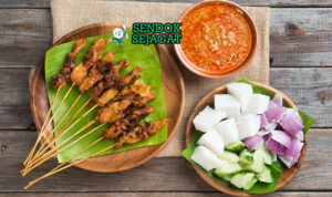 Sate Ambal dengan saus tempe kental dan nasi putih