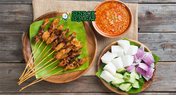 Sate Ambal dengan saus tempe kental dan nasi putih