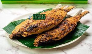 Sate Bandeng dengan bumbu kacang dan lontong