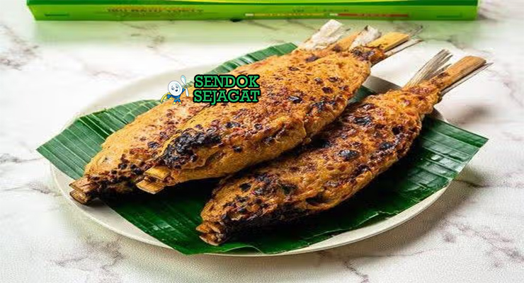 Sate Bandeng dengan bumbu kacang dan lontong
