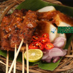 Sate Kere Yogyakarta dengan bumbu kacang dan irisan bawang